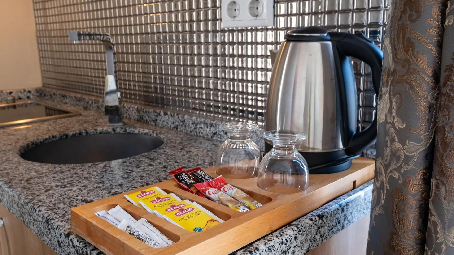 Lavin Hotel & Suites اسطنبول 0*,