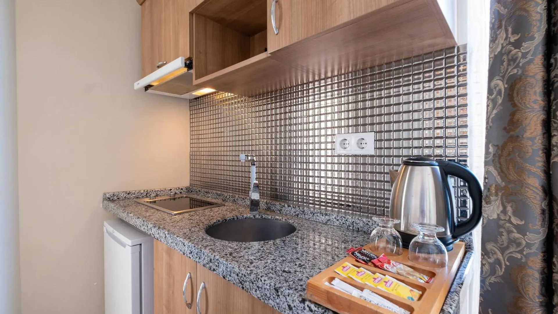 Lavin Hotel & Suites Стамбул